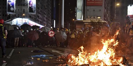 Nastavljaju se nasilni prosvjedi u Hong Kongu (Foto: AFP) - 1