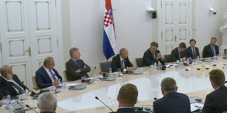 Premijer Plenković zaustavlja Damira Krstičevića (Foto: Dnevnik.hr)