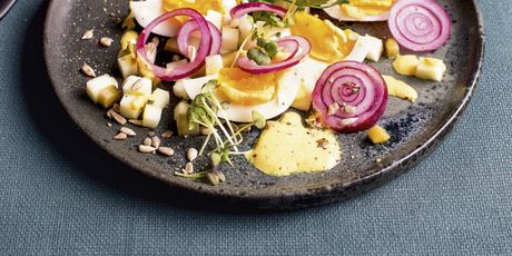 Salata od jabuka, luka, jaja i sjemenki