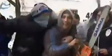 Navijač s motornom pilom (Foto: Screenshot)