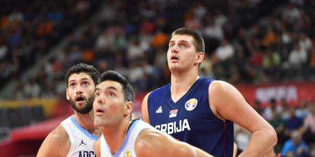 Luis Scola i Nikola Jokić (Foto: AFP)
