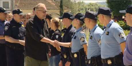 Ministar se rukuje s policajcima i policajkama (Foto: Dnevnik.hr)