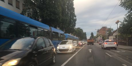 Gužva na Savskoj zbog prometne nesreće (Foto: Dnevnik.hr)