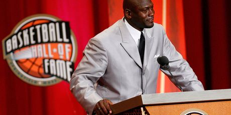 Uplakani Michael Jordan ulazi u Kuću slavnih (Foto: AFP)