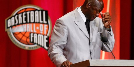 Uplakani Michael Jordan ulazi u Kuću slavnih (Foto: AFP)
