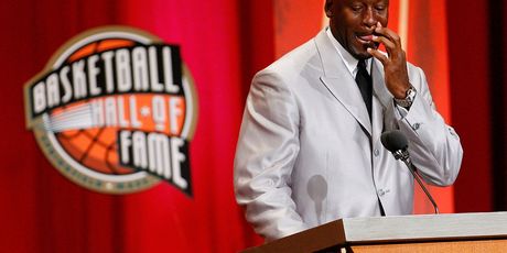 Uplakani Michael Jordan ulazi u Kuću slavnih (Foto: AFP)