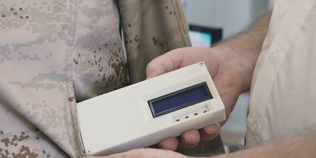 Uređaj koji se nalazi u džepu jakne prati temperaturu tijela i temperaturu okoline
