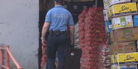 Policija na tržnici (Foto: Dnevnik.hr)
