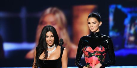 Kendall Jenner i Kim Kardashian (Foto: AFP)