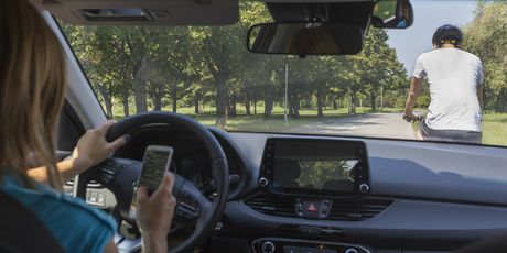 Mobiteli u vožnji (Ilustracija: Getty)