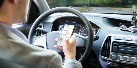 Mobiteli u vožnji (Ilustracija: Getty)