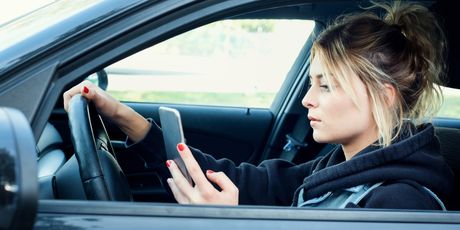 Mobiteli u vožnji (Ilustracija: Getty)