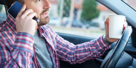 Mobiteli u vožnji (Ilustracija: Getty)