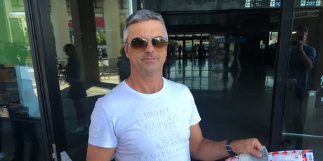 Navijač s kupljenom ulaznicom za Hrvatska - Mađarska (Foto: GOL.hr)