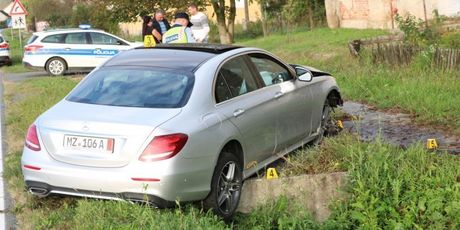 Mercedesom sletio u kanal (Foto: Požega.eu) - 4