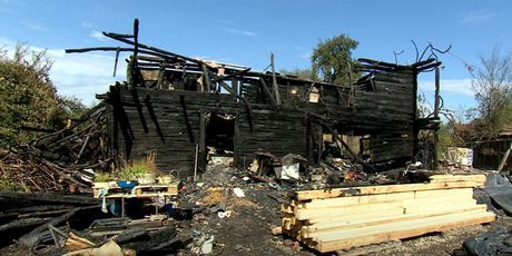 Nakon potresa, požar im progutao kuću - 1