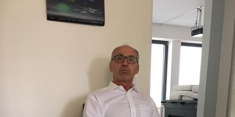 Jürgen Kohler u uredu s magazinom Borussije Dortmund, u kojem su ga navijači izabrali za najcjenjenijeg igrača u povijesti kluba