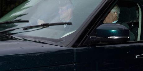 Princ William vozi kraljičine sinove
