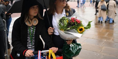 Ljudi donose cvijeće ispred Buckinghamske palače