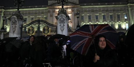 Ljudi ispred Buckinghamske palače