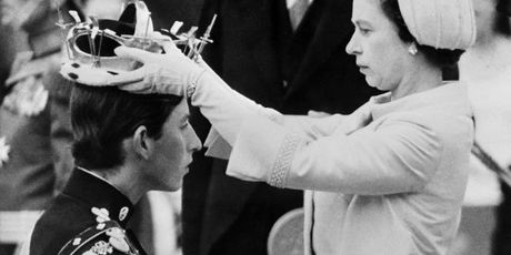 Kraljica Elizabeta stavlja krunu sinu Charlesu
