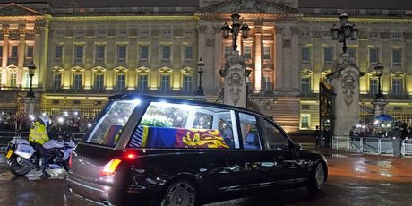 Lijes s tijelom kraljice stigao u Buckinghamsku palaču