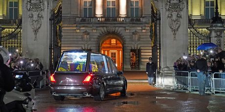 Lijes s tijelom kraljice stigao u Buckinghamsku palaču