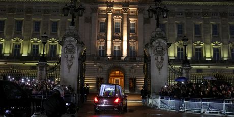 Lijes s tijelom kraljice stigao u Buckinghamsku palaču - 6