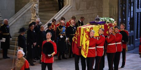 Kraljičin lijes u Westminster Hallu - 1
