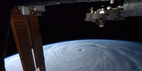 Slike tajfuna Nanmadola iz svemira - 1