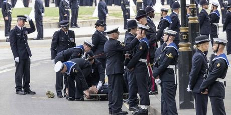 Na pogrebu Kraljice Elizabete II. se srušio policajac - 1