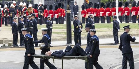 Na pogrebu Kraljice Elizabete II. se srušio policajac - 2