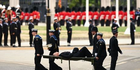 Na pogrebu Kraljice Elizabete II. se srušio policajac - 4