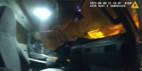 Policajac spašava muškarca iz gorućeg kamiona - 2