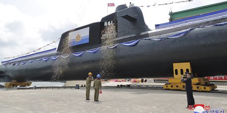 Sjeverna Koreja porinula podmornicu - 1