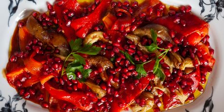 Salata od od pečenih patlidžana, paprike i svježih smokava s melasom od nara i kaparima