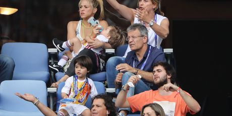 Shakira s Piqueovim roditeljima - 1