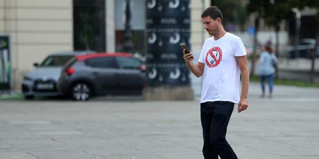 Ivan Pernar s majicom protiv gradonačenika Tomaševića na performansu Zelene akcije - 3