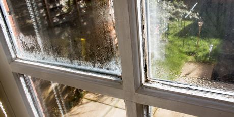 Visokokvalitetni prozori i dodatna hidroizolacija na nekim dijelovima stambenog prostora onemogućavaju protok zraka