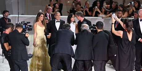 Ines de Ramon, Brad Pitt, George i Amal Clooney