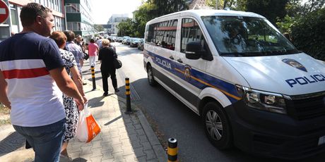 Naoružani muškarac upao u KBC Zagreb