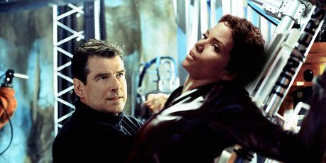 Pierce Brosnan i Halle Berry - 1