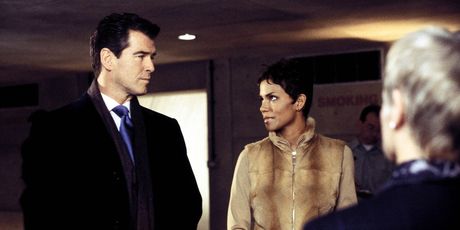 Pierce Brosnan i Halle Berry - 3