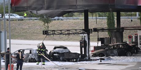 Auto udario u agregat za točenje goriva - 6