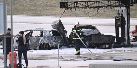 Auto udario u agregat za točenje goriva - 8