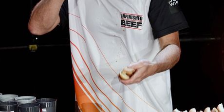 Joey Chestnut je novi rekorder u natjecateljskom jedenju hot dogova