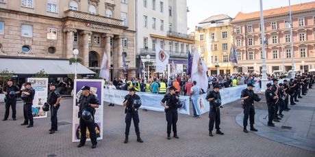 Svake prve subote u mjesecu muškarci se mole na glavnom gradskom trgu