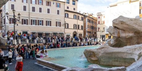 Fontana Trevi i turisti - 1