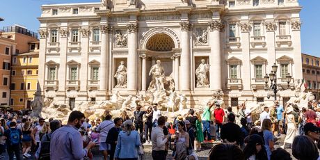 Fontana Trevi i turisti - 3