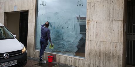 Uklonjeni jezivi grafiti s izloga Anić holdinga